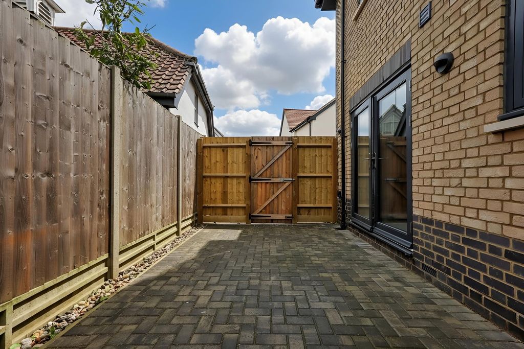 1 bed flat for saleCoxs Yard, Braintree CM7 photo 3