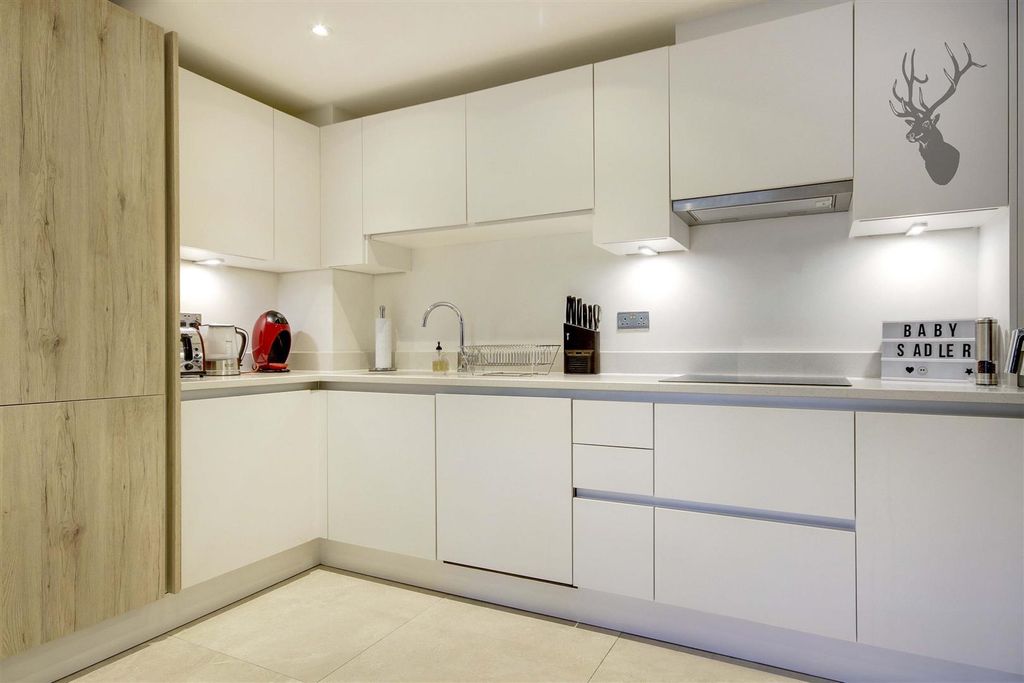 2 bed flat for saleStation Way, Buckhurst Hill IG9 photo 5
