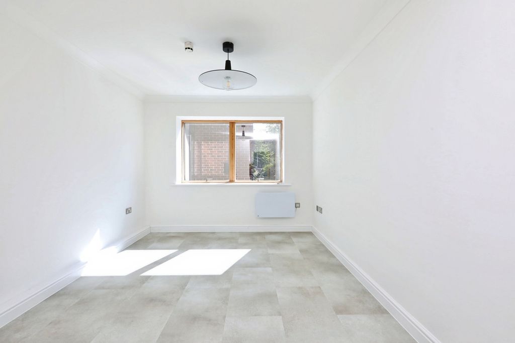 Additional image 11 of 1 bed flat for saleCamlough Walk, Chesterfield, Derbyshire S41