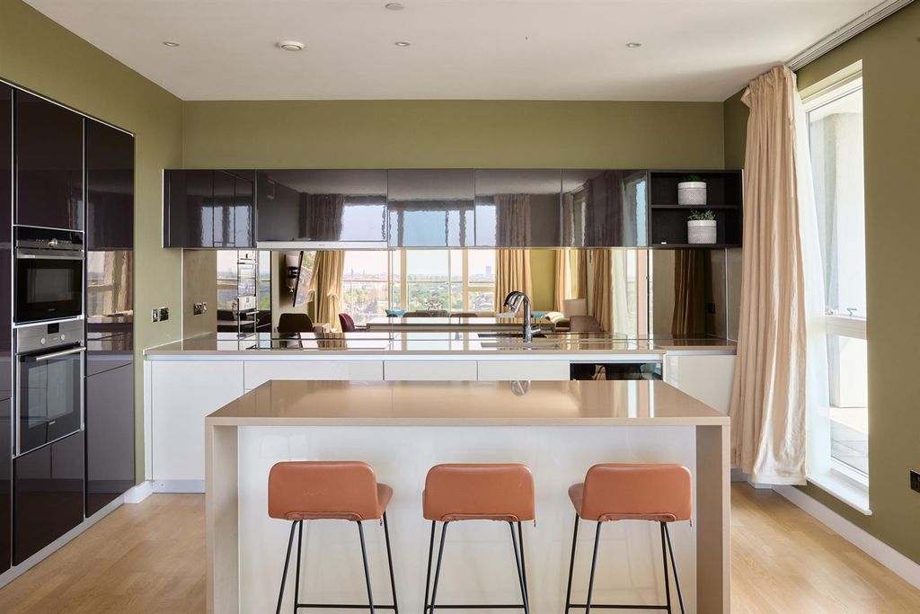 3 bed flat for saleHyperion Tower, Brentford TW8