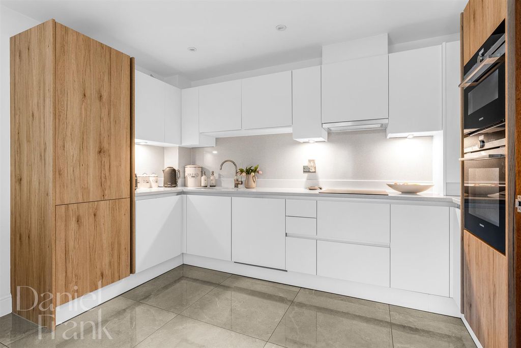 2 bed flat for saleStation Way, Buckhurst Hill IG9 photo 5