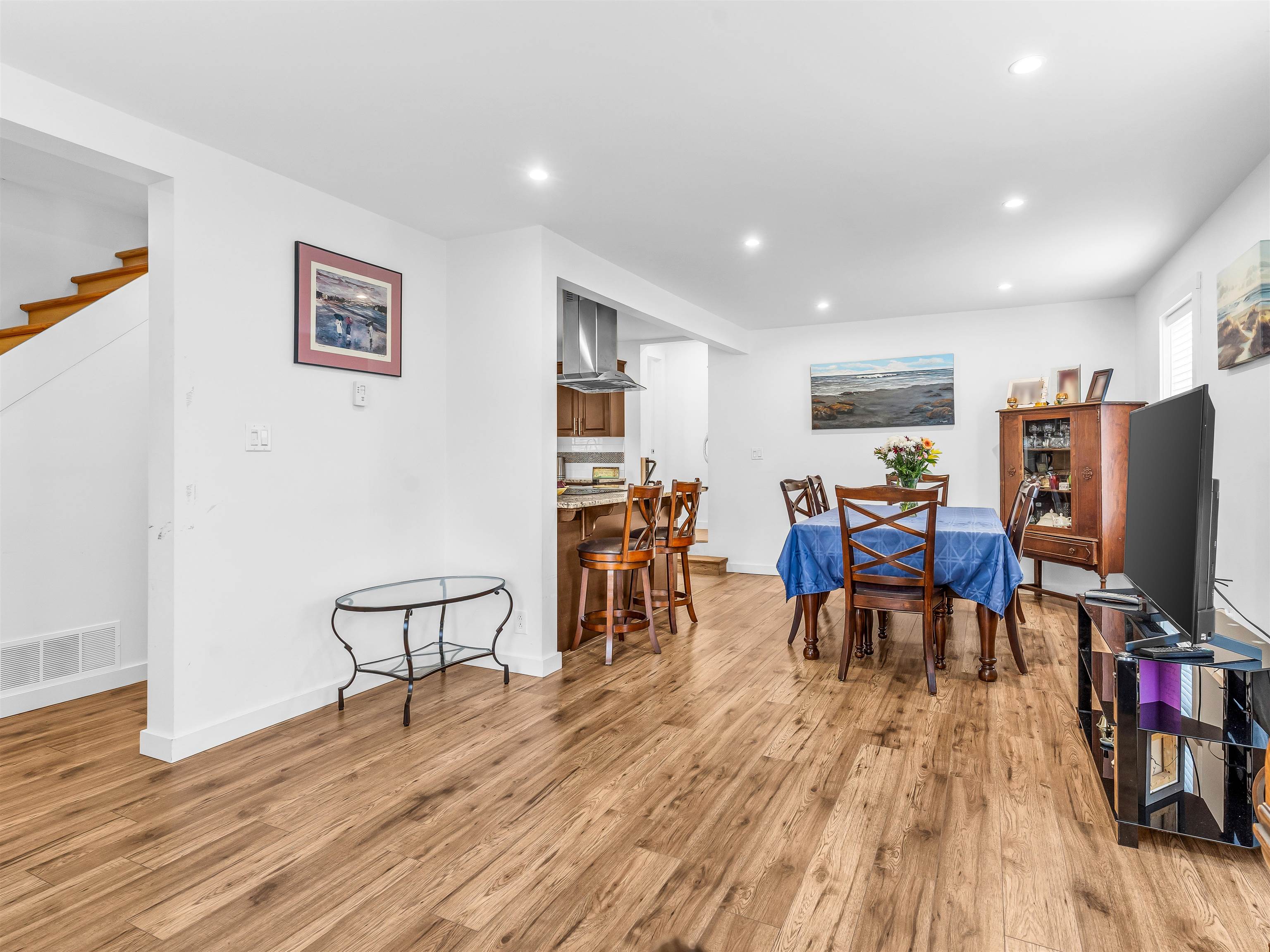 Additional image 4 of 227 5th Street W, North Vancouver, BC, V7M 1J9