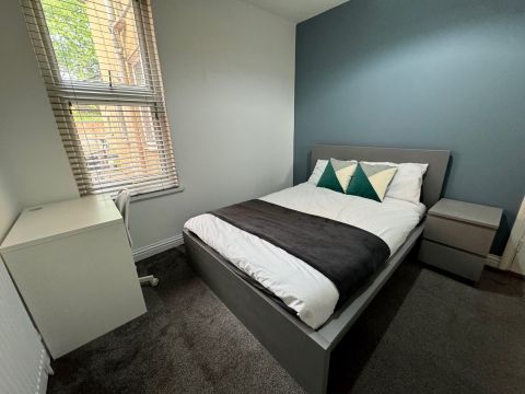Grange Avenue, Reading RG6, Room to rent
