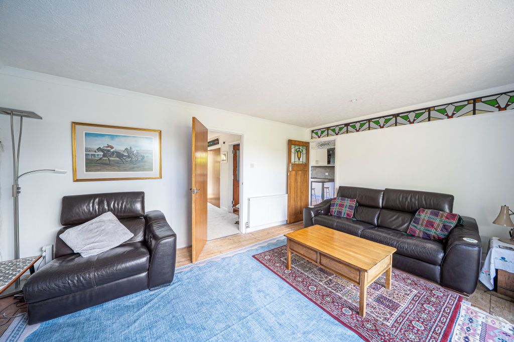 5 bed link detached house for saleYew Tree Close, Goodworth Clatford SP11 photo 4