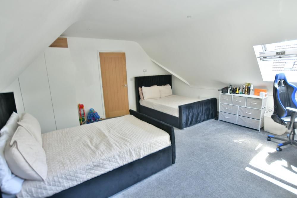 4 bed detached house for saleSkipton Close, Broadstone BH18 photo 5