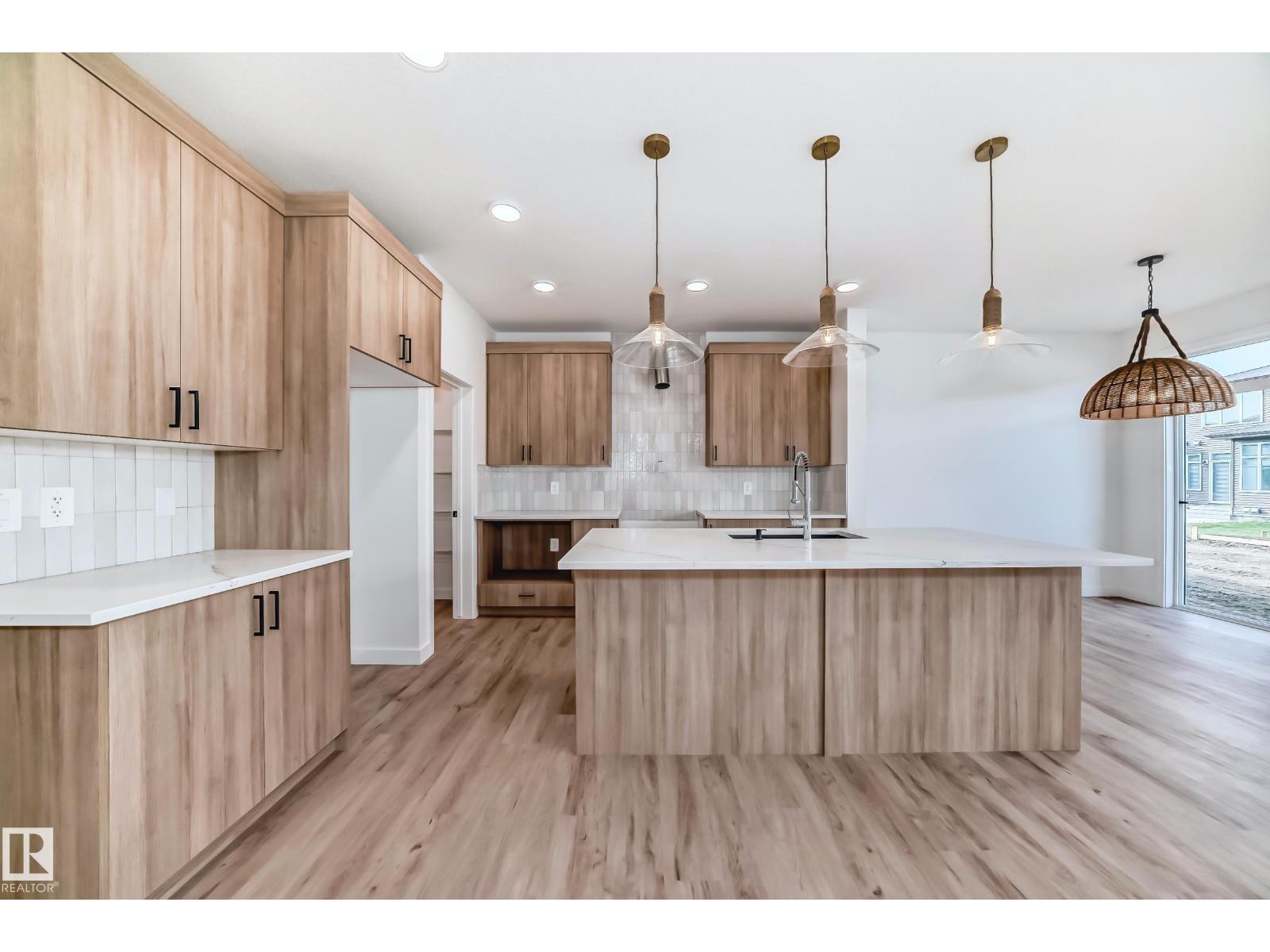 Additional image 4 of 4112 208 Street NW, Edmonton, AB, T6M3E3