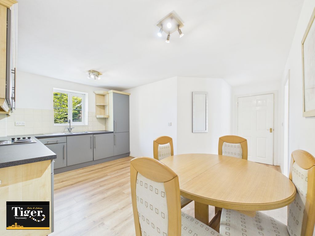 2 bed flat for saleWhitegate Drive, Blackpool FY3 photo 5