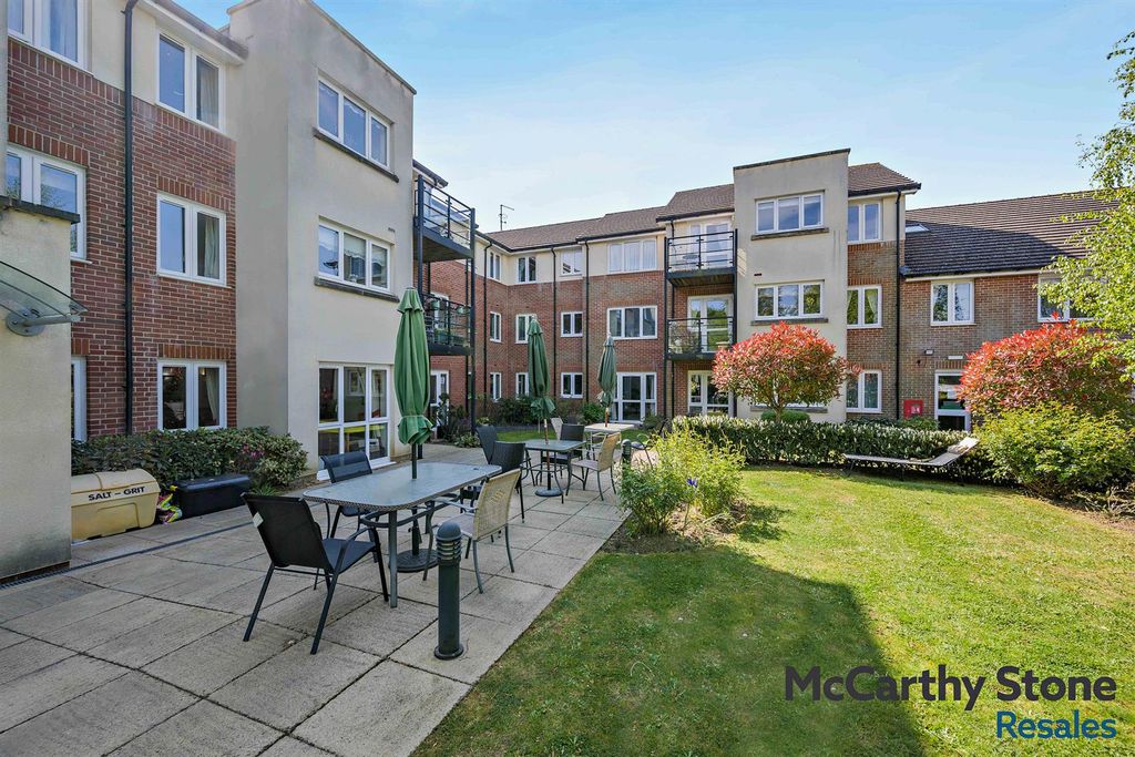 2 bed flat for saleWaggoners Court, Legions Way, Bishop's Stortford CM23