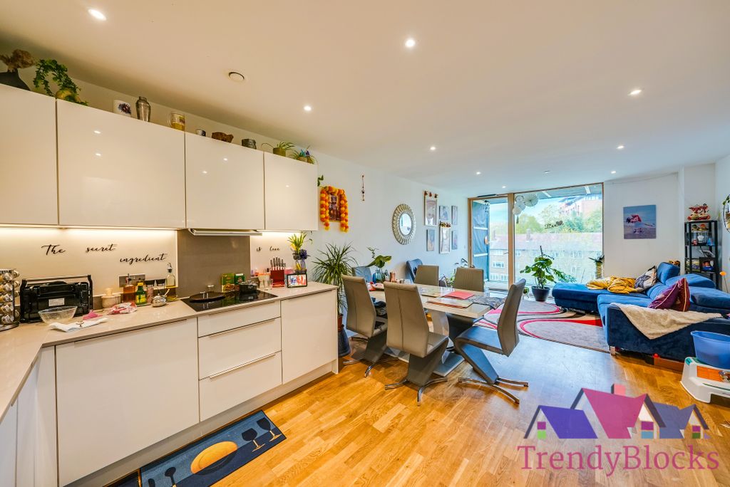 3 bed flat for saleSt. Marks Square, Bromley BR2 photo 3