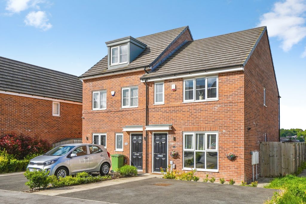 3 bed semi-detached house for saleSwallow Crescent, Leeds LS12