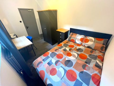 The Hollies, Third Avenue, Nottingham NG7, Room to rent