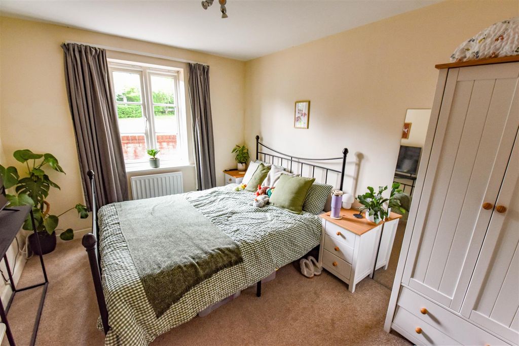 Additional image 3 of 2 bed flat for saleAlexandra Close, Dursley GL11