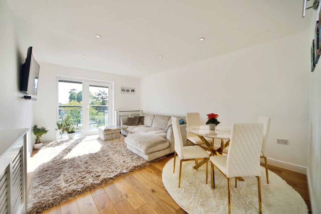2 bed flat for saleThe Cedars, Broxbourne EN10 photo 2