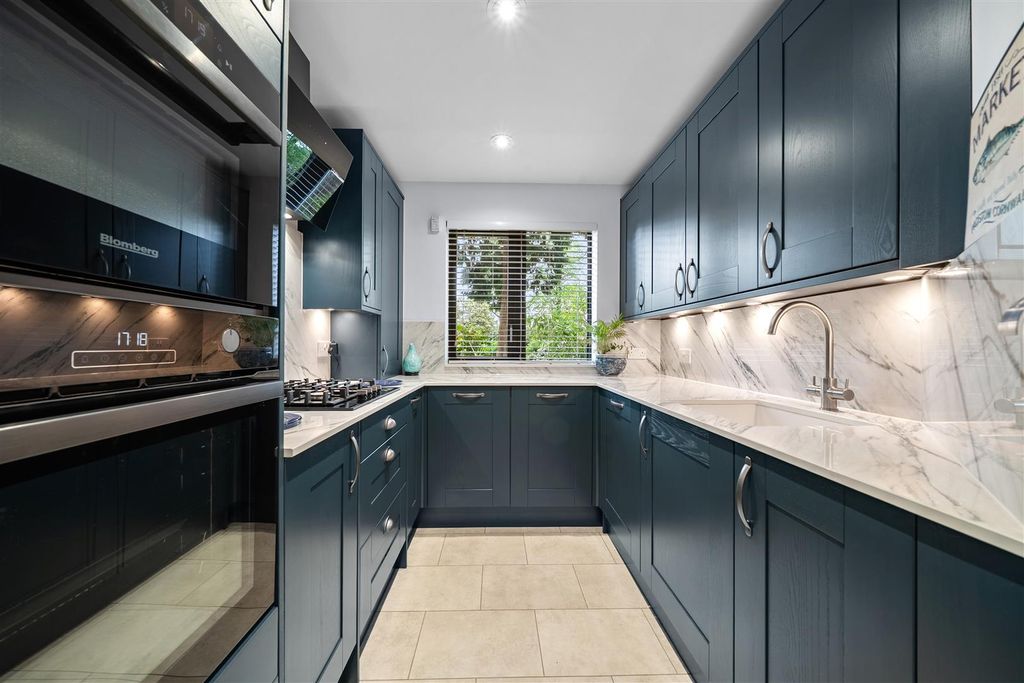 Additional image 7 of 2 bed flat for saleWoburn Park, Woburn Hill, Addlestone KT15