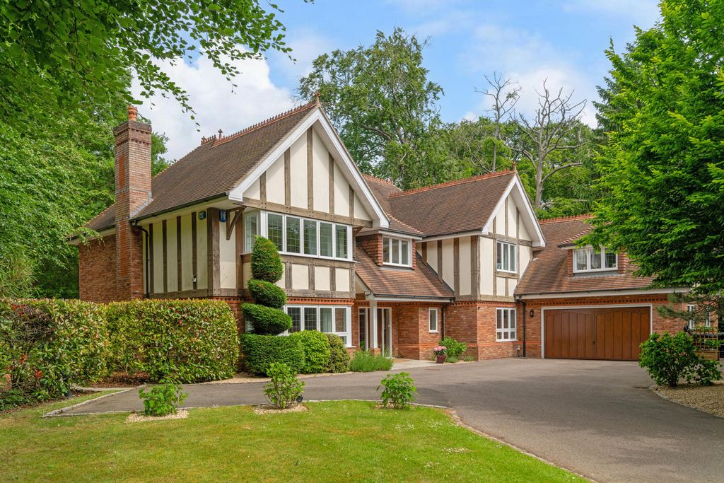 6 bed detached house for saleGregories Road, Beaconsfield HP9