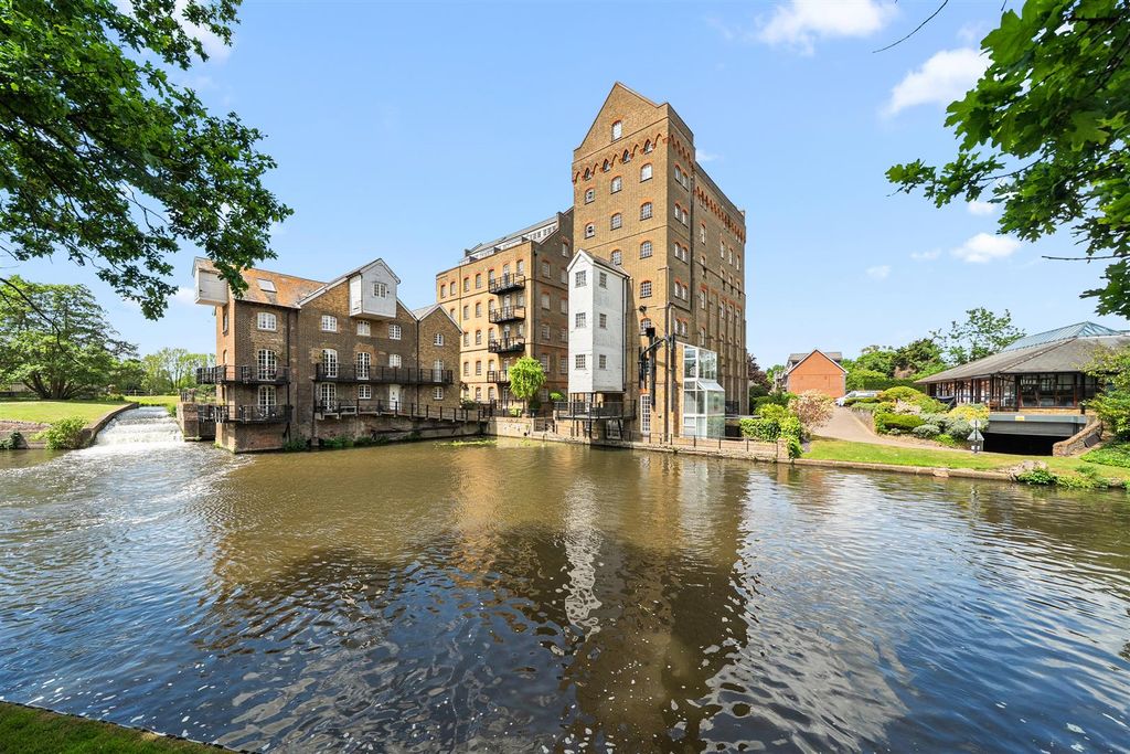 2 bed flat for saleCoxes Lock, Addlestone KT15