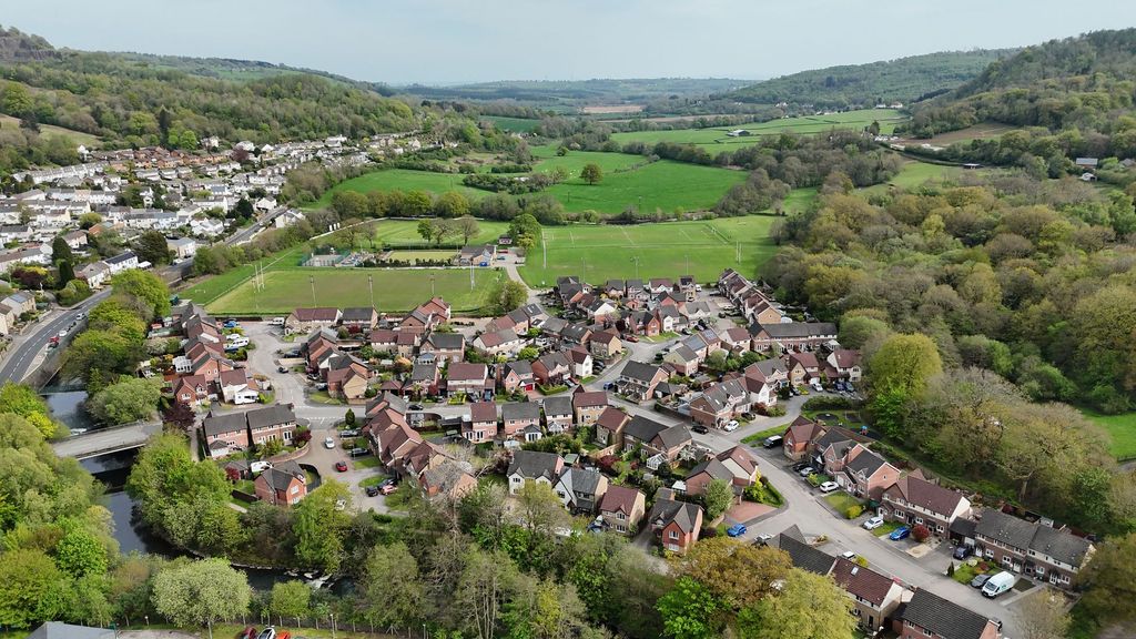 5 bed detached house for saleChestnut Close, Machen CF83 photo 5