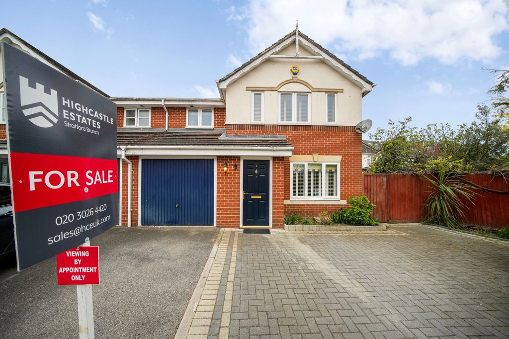 3 bed end terrace house for salePayne Close, Barking IG11