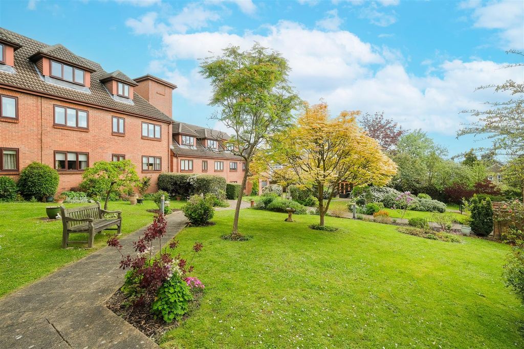 1 bed flat for saleAlbert Road, Buckhurst Hill IG9