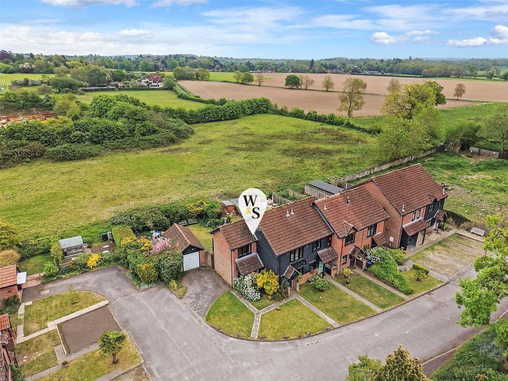 3 bed end terrace house for saleBarleymow Court, Betchworth, Surrey RH3