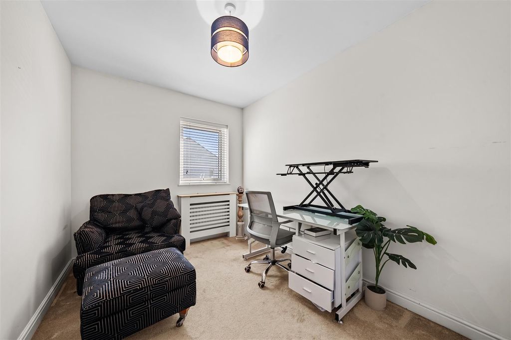 Additional image 16 of 4 bed town house for saleHawker Drive, Addlestone KT15