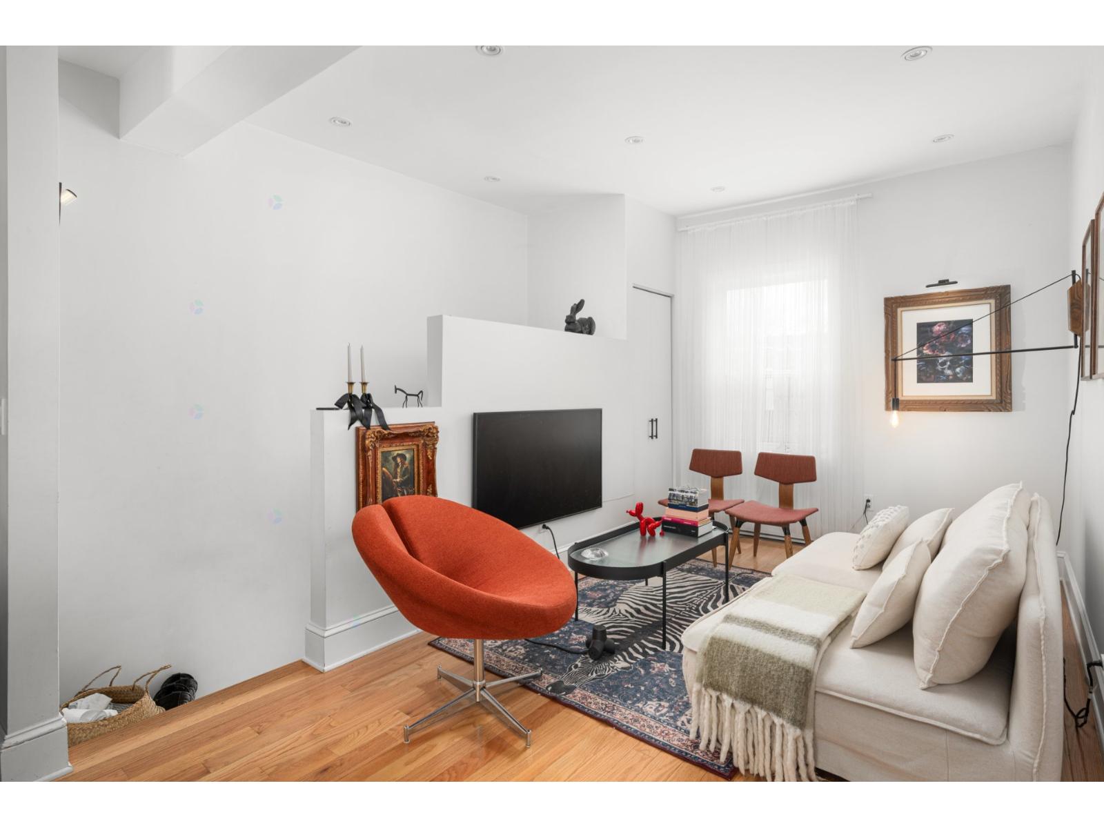 2044 Rue de Paris