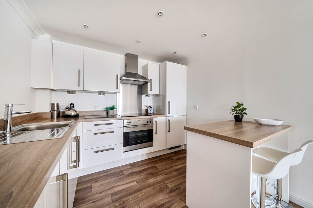 2 bed flat for saleThompson Road, Bognor Regis PO22 photo 3