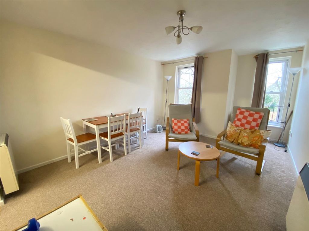 1 bed flat for saleWorcester Road, Malvern WR14 photo 2