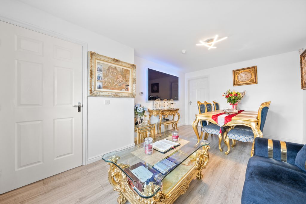 4 bed detached house for saleSt Cuthbert Crescent, Johnstone, Renfrewshire PA5 photo 3