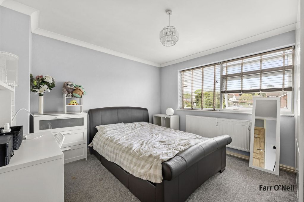 2 bed flat for saleCedar Close, Buckhurst Hill IG9 photo 4