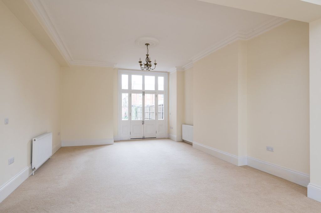 Additional image 9 of 6 bed town house for saleLansdowne Road, Bedford MK40