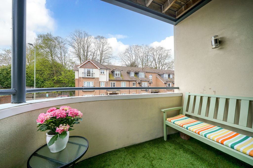 Additional image 15 of 2 bed flat for saleStag Lane, Berkhamsted HP4