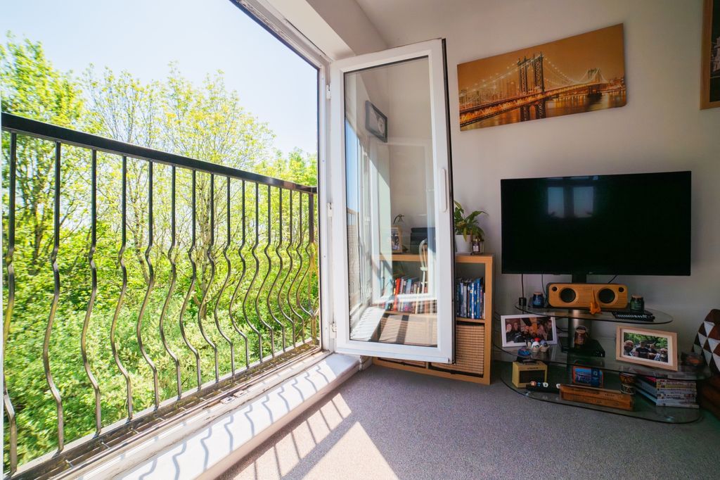 1 bed flat for saleWyncliffe Gardens, Pentwyn CF23 photo 3