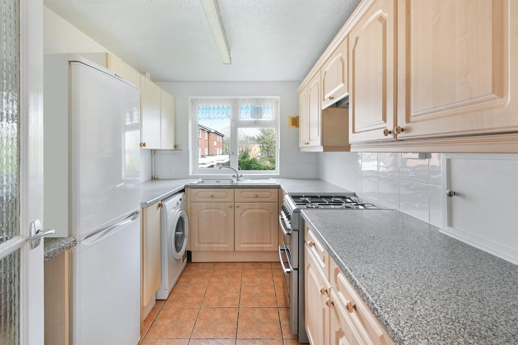 2 bed flat for saleForge Steading, Banstead SM7 photo 3