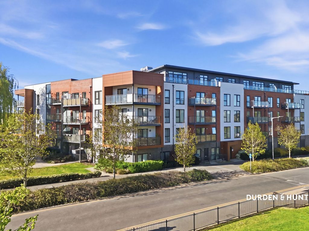 3 bed flat for saleSt. Clements Avenue, Romford RM3