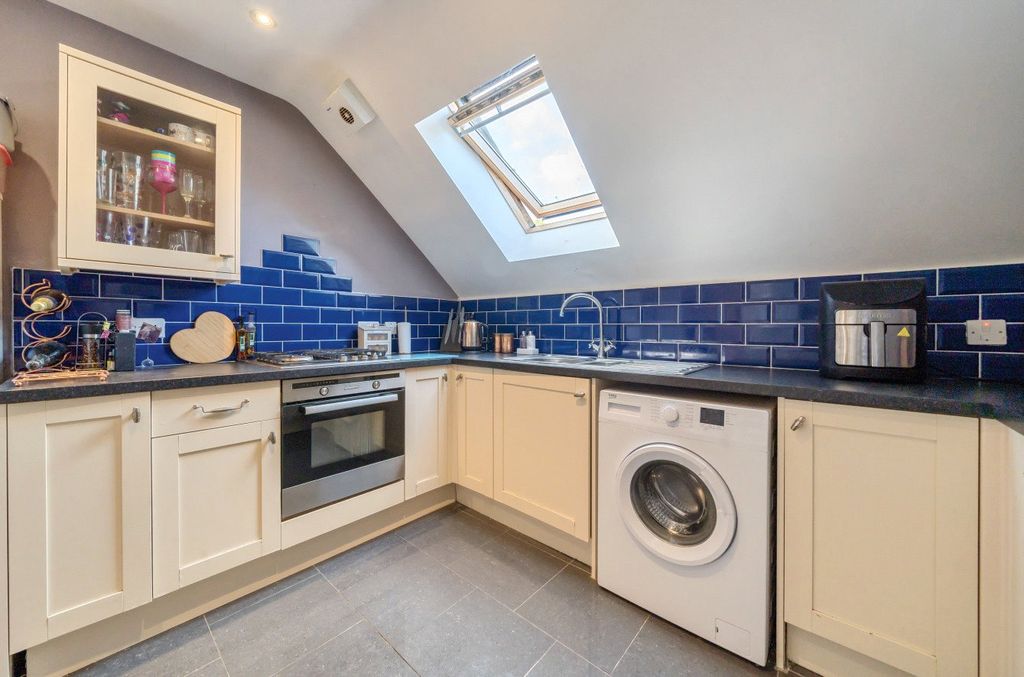 2 bed flat for saleRoebuck Estate, Binfield, Bracknell, Berkshire RG42 photo 5