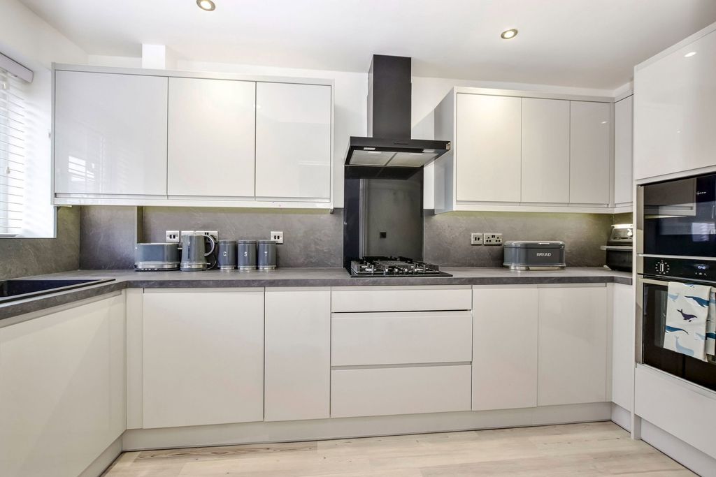 Additional image 5 of 4 bed semi-detached house for salePopes Road, Abbots Langley WD5