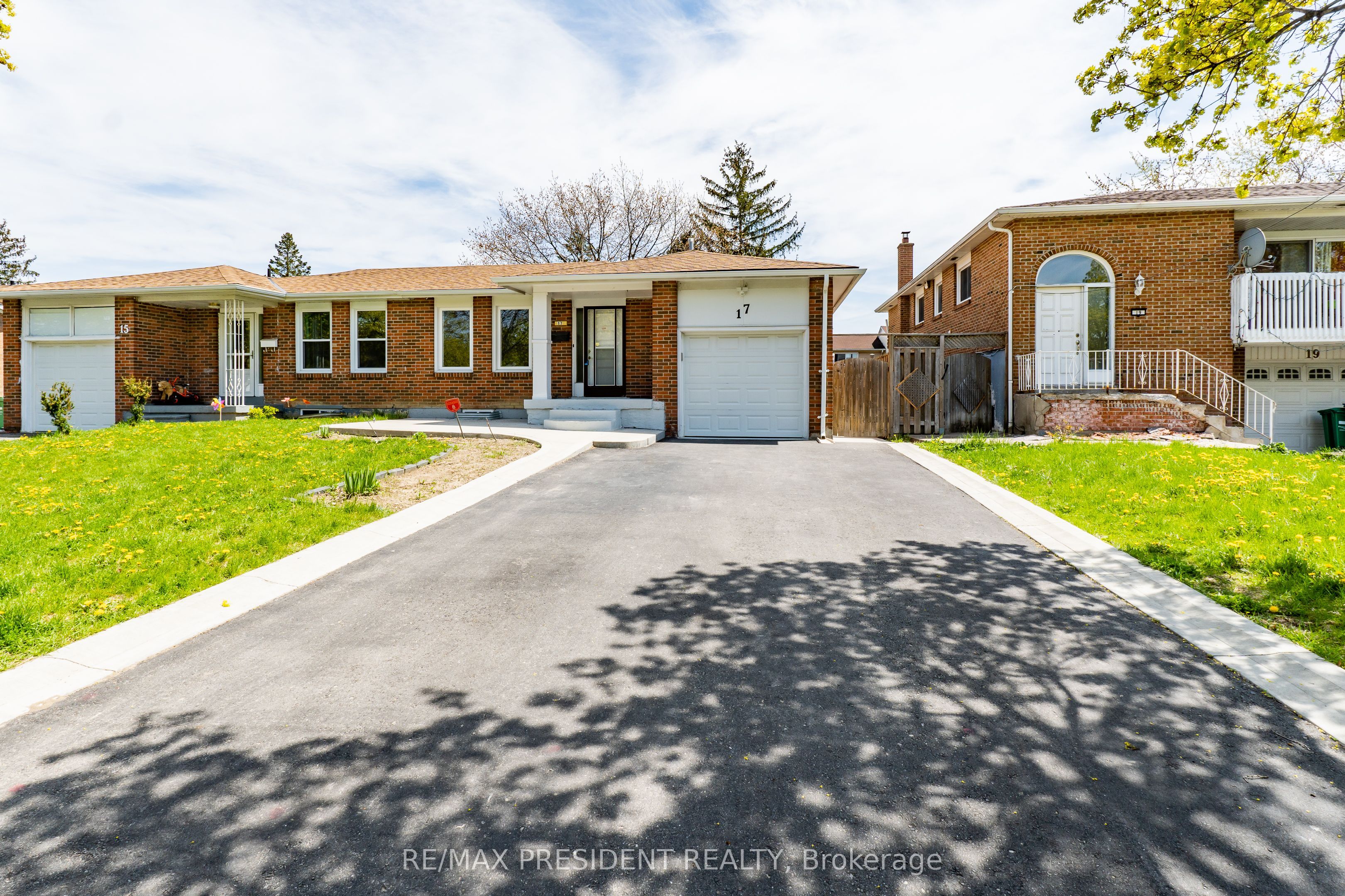 (Upper)-17 Manitou Crescent, Brampton, ON, L6S 2Z6