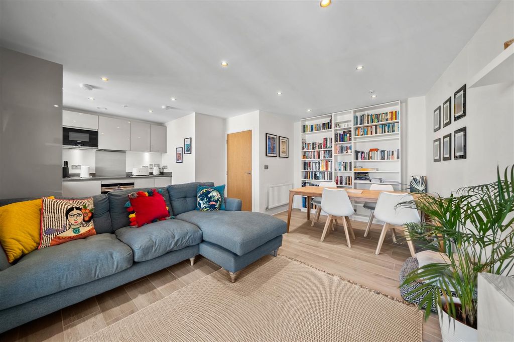2 bed flat for saleHawker Drive, Addlestone KT15