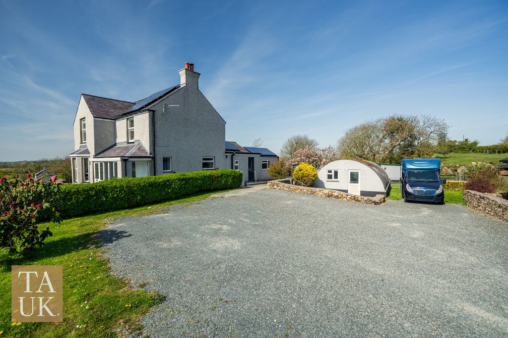 4 bed detached house for saleLlynfaes LL65 photo 5