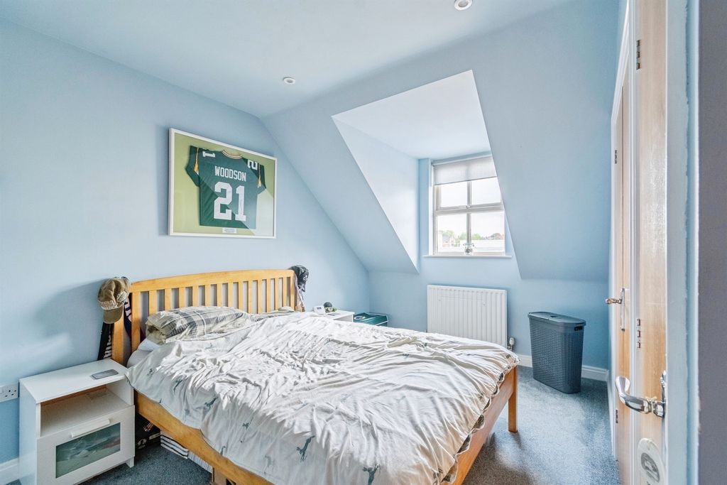 2 bed flat for saleConigre Square, Trowbridge BA14 photo 5