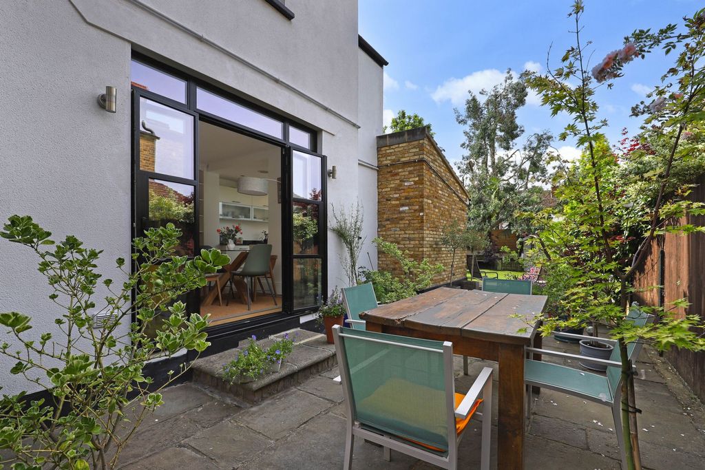 Additional image 31 of 4 bed semi-detached house for saleHills Road, Buckhurst Hill IG9