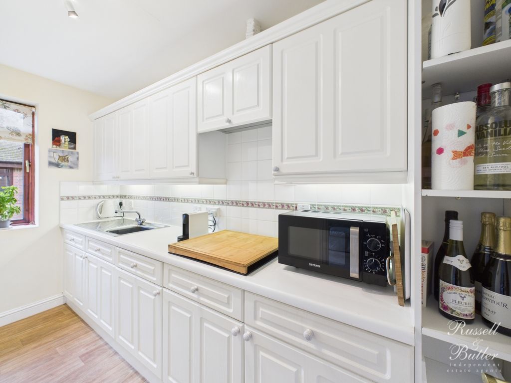 Additional image 6 of 2 bed flat for salePaynes Court, High Street, Buckingham, Buckinghamshire MK18