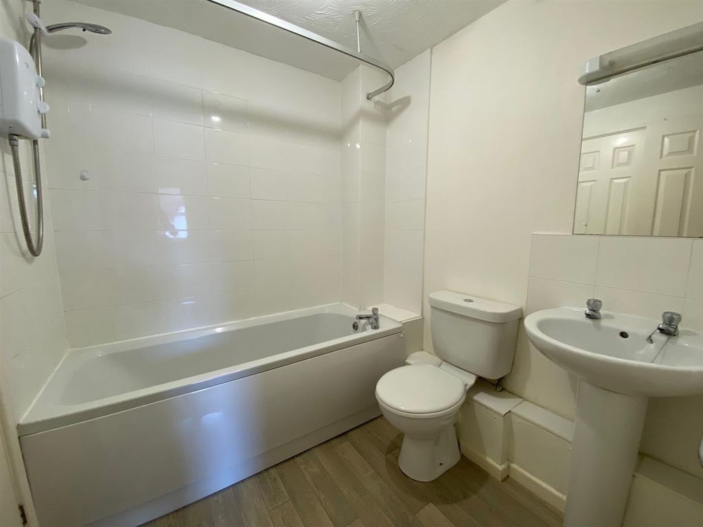 2 bed flat for saleWorcester Road, Malvern WR14 photo 5