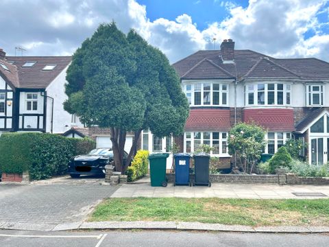 Abbots Gardens, London N2