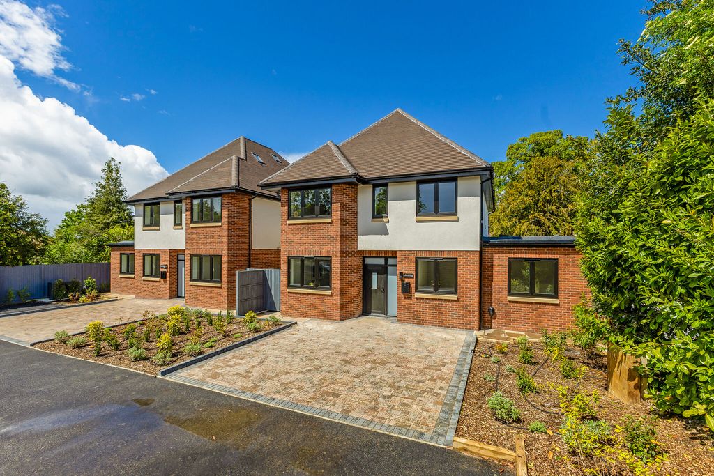 4 bed detached house for saleLoveall House, The Lawns, Banstead SM7