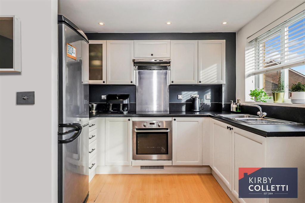 2 bed flat for saleYukon Road, Broxbourne EN10 photo 4