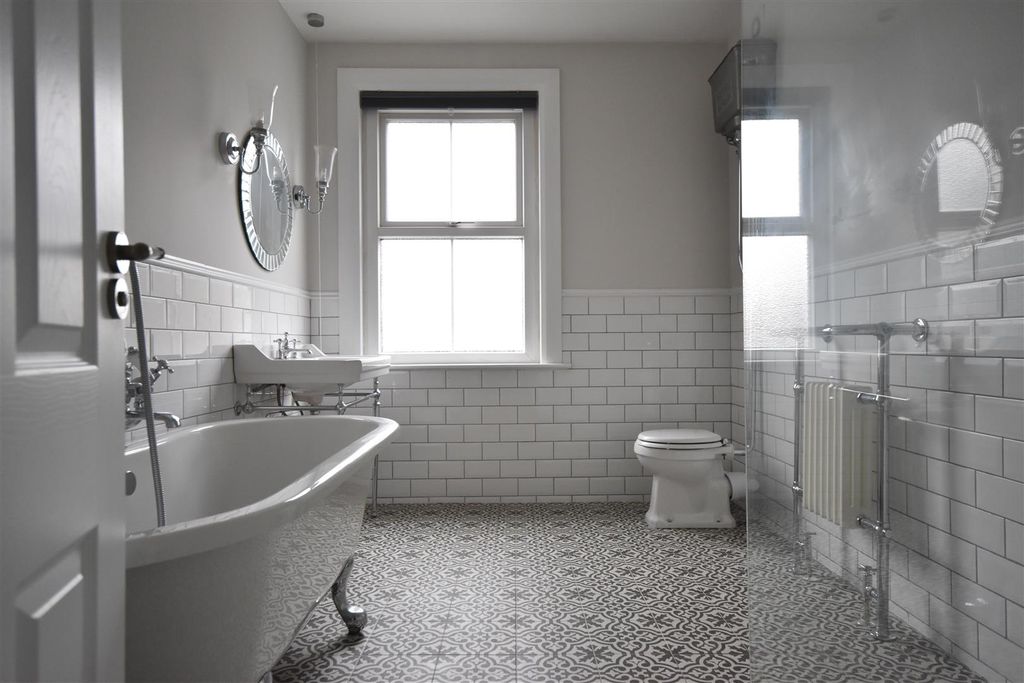 3 bed terraced house for saleBraemar Road, Brentford TW8