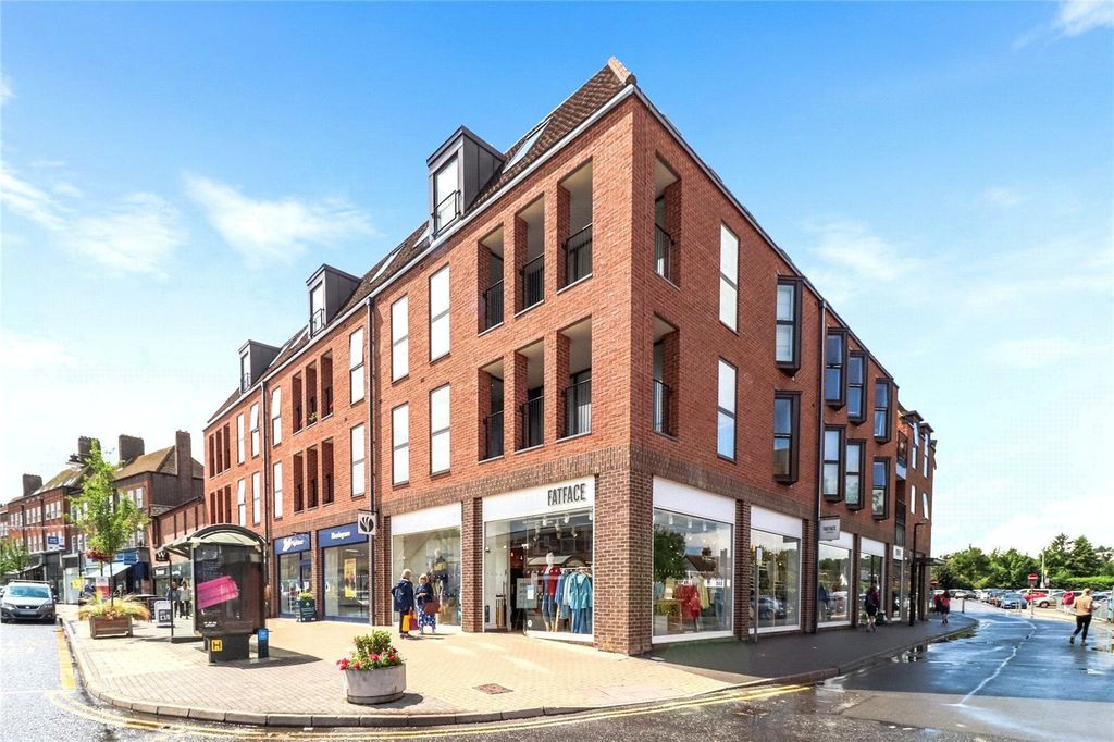 2 bed flat for saleRegent Place, 75 Sycamore Road, Amersham, Buckinghamshire HP6