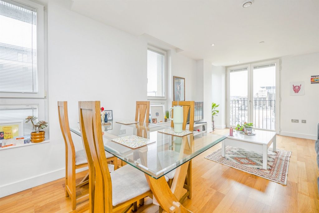 2 bed flat for saleThe Hayes, Cardiff CF10 photo 3